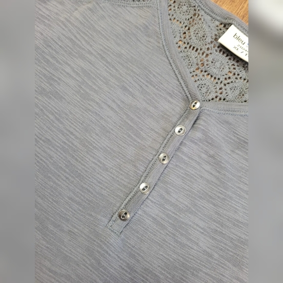 FREE W BUNDLE Bleu Gray crochet detail t-shirt - Picture 2 of 10